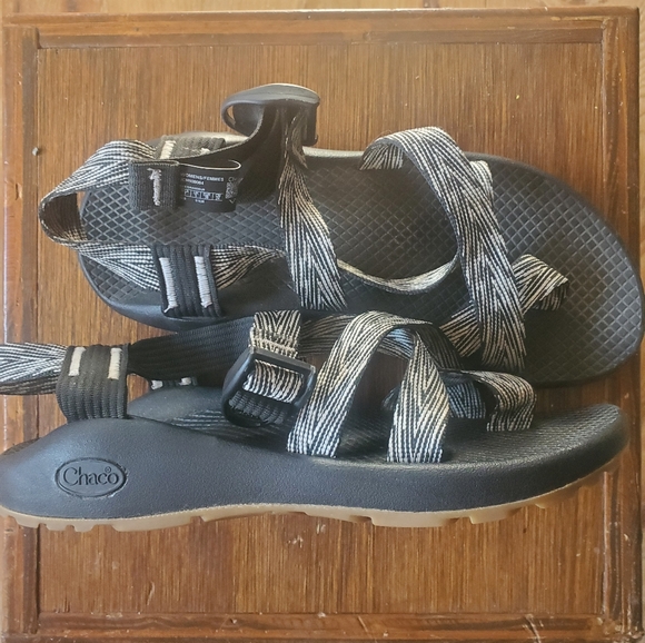Like New Chaco 7 z/2 adjustable strap classic sandal b/w - Picture 7 of 8